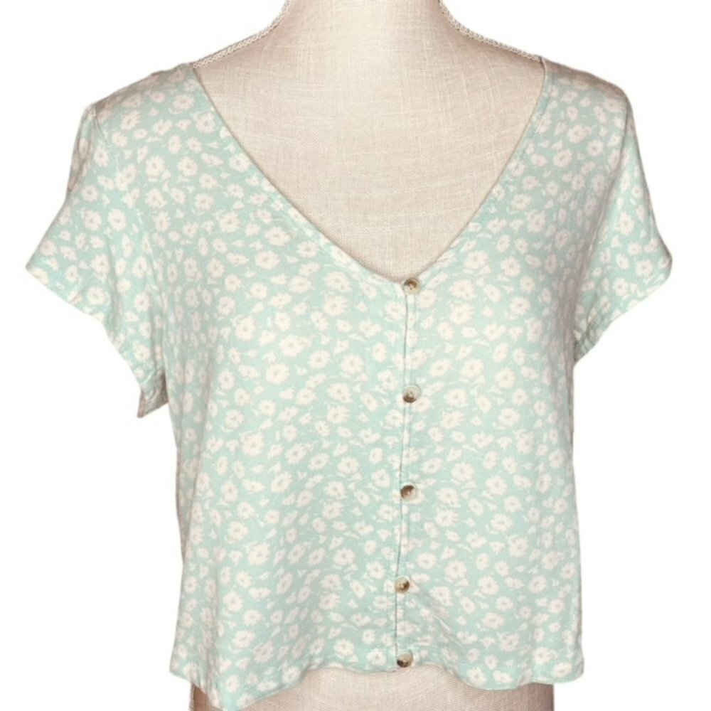 AMERICAN EAGLE Flutter Sleeve Button Up Top - Size Medium